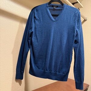 Banana Republic 100% merino wool v-neck sweater, marine blue
